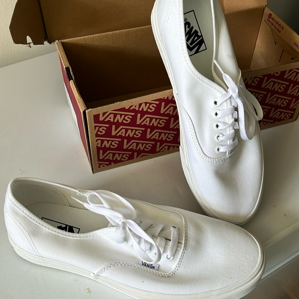 Van’s authentic true white mens size 10.5 new with box